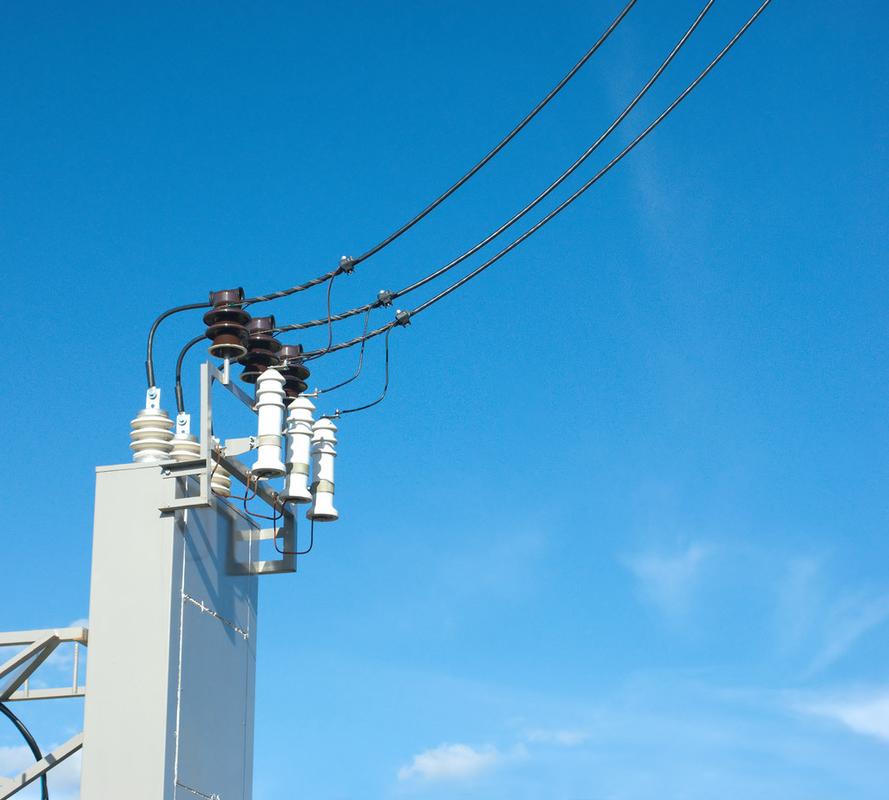 电力电气设备股供应在蓝蓝的天空